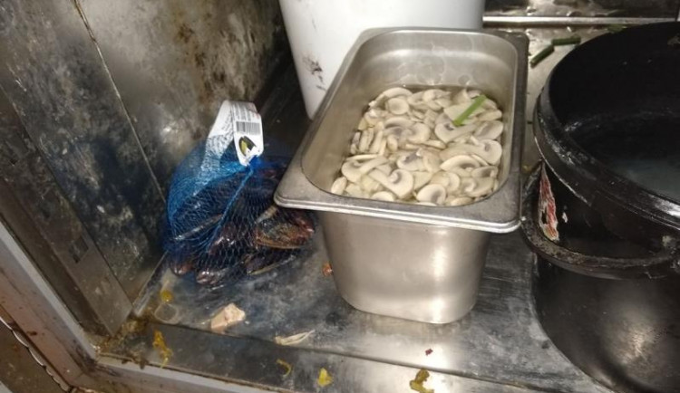 FOTO: Restauraci Peking inspektoři uzavřeli kvůli vážným nedostatkům