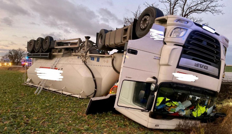 V Praze 6 ráno uzavřela dopravu převrácená cisterna na cement