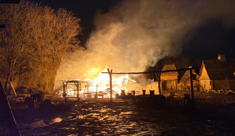 FOTO: V noci na dnešek hořel skanzen v Řeporyjích. Hasiči vyšetřují příčinu