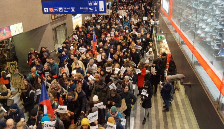 FOTO/VIDEO: Demonstrace proti Babišovi se účastnilo 50 tisíc lidí. Za týden se akce bude opakovat