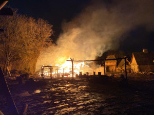 FOTO: V noci na dnešek hořel skanzen v Řeporyjích. Hasiči vyšetřují příčinu