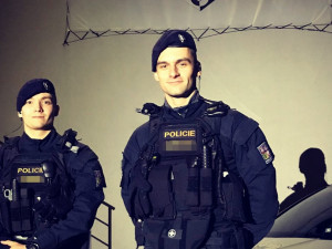 Policisté zachránili život muži, který ležel v bezvědomí na chodníku