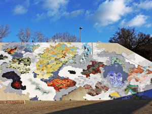 Na Vltavské zmizela nudná šedá plocha. K nepoznání ji změnil barevný murál.