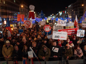AKTUÁLNĚ: Demonstranti zaplnili Václavák a Hlavní nádraží. Tisíce lidí požadují demisi Andreje Babiše