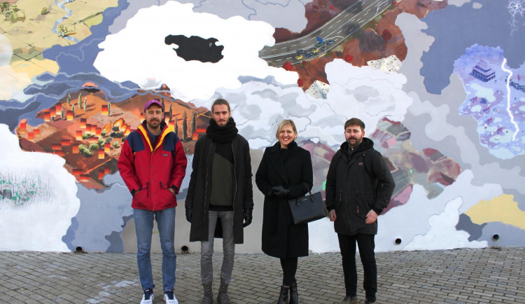 Na Vltavské zmizela nudná šedá plocha. K nepoznání ji změnil barevný murál.