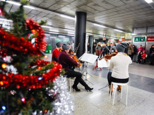 Nalaďte se v metru také o Vánocích. Hudebníci dnes oživí stanice metra Florenc a Muzeum