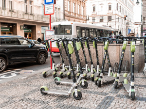 Až nasněží, dáme koloběžky do depa, slibuje vedení společnosti Lime