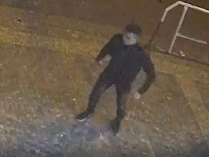 VIDEO: Policie pátrá po muži, který před Retro Music Hall zezadu napadl a zranil jiného muže