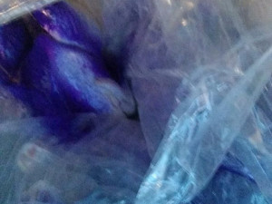 Špinavé bedny plné stovek kilogramů masa. Inspektoři odhalili nelegální rozvážkový prodej.