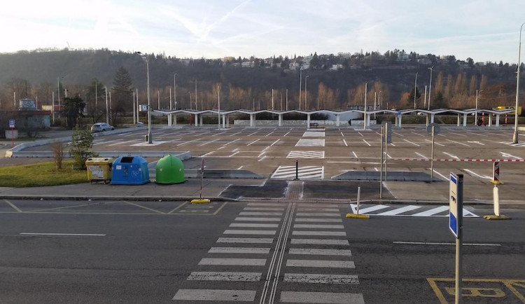 Na Braníku přibylo 115 parkovacích míst. Řidičům se otevřelo nové záchytné parkoviště.