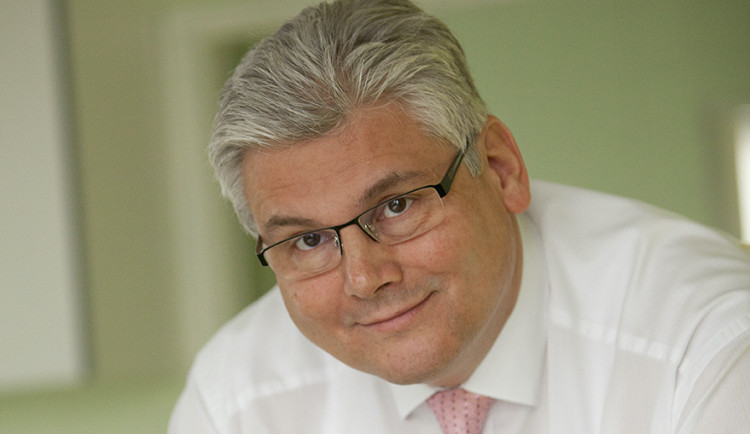 ČSSD posílá do boje o Senát šéfa Fakultní nemocnice Motol Miloslava Ludvíka