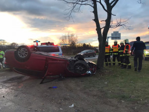 Vážná nehoda na hlavním tahu do Prahy. Osobní automobil skončil na střeše.