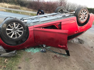Vážná nehoda na hlavním tahu do Prahy. Osobní automobil skončil na střeše.