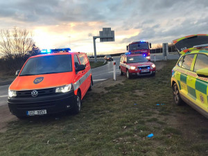 Vážná nehoda na hlavním tahu do Prahy. Osobní automobil skončil na střeše.