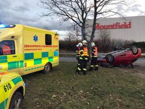 Vážná nehoda na hlavním tahu do Prahy. Osobní automobil skončil na střeše.
