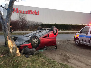 Vážná nehoda na hlavním tahu do Prahy. Osobní automobil skončil na střeše.