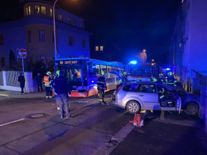 FOTO, VIDEO: V Nuslích se srazil autobus s autem, hasiči museli řidiče vyprostit