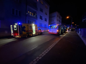 V Nuslích se srazil autobus s autem, hasiči museli řidiče vyprostit.