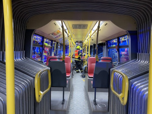 V Nuslích se srazil autobus s autem, hasiči museli řidiče vyprostit.