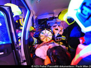 V Nuslích se srazil autobus s autem, hasiči museli řidiče vyprostit.