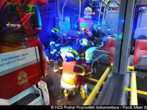 V Nuslích se srazil autobus s autem, hasiči museli řidiče vyprostit.