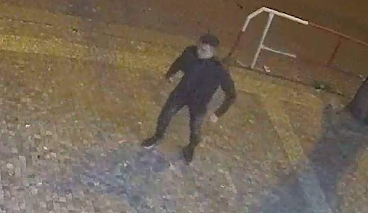 Policie hledá neznámého útočníka. Před klubem v centru Prahy zranil jiného muže.