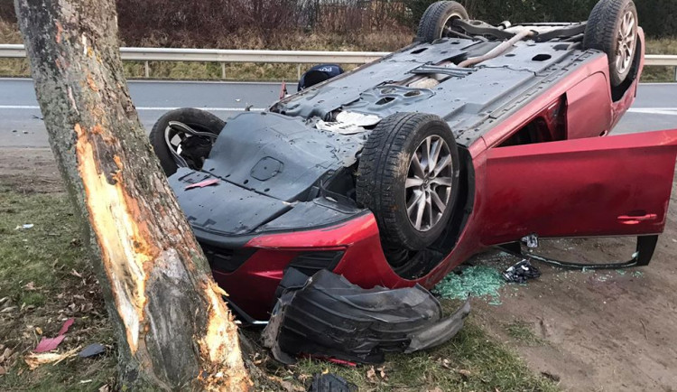 Vážná nehoda na hlavním tahu do Prahy. Osobní automobil skončil na střeše.