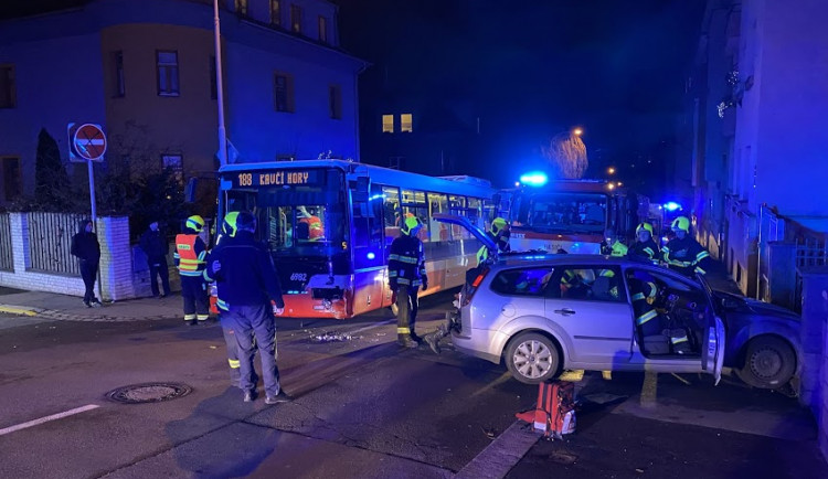 V Nuslích se srazil autobus s autem, hasiči museli řidiče vyprostit.