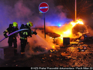 FOTO/VIDEO: Noční požár popelnic v Žitomírské ulici poškodil tři osobní auta