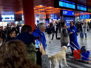 VIDEO: Na Hlavním nádraží zpíval údržbář i uklízečka. Slavili znovuotevření Státní opery