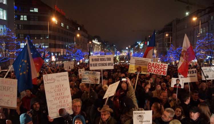FOTO, VIDEO: Odpůrci premiéra Babiše se vydali z Václavského náměstí k vládě