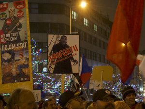 Odpůrci premiéra Babiše se vydali z Václavského náměstí k vládě.