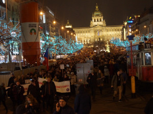 Odpůrci premiéra Babiše se vydali z Václavského náměstí k vládě.