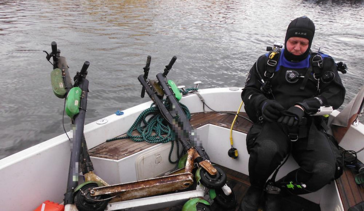 Kontroverzní sdílené koloběžky opět zaměstnaly potápěče. Pod Karlovým mostem vylovili hned čtyři.