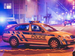 Srážku s osobním autem v Praze 10 nepřežil muž vedoucí kolo