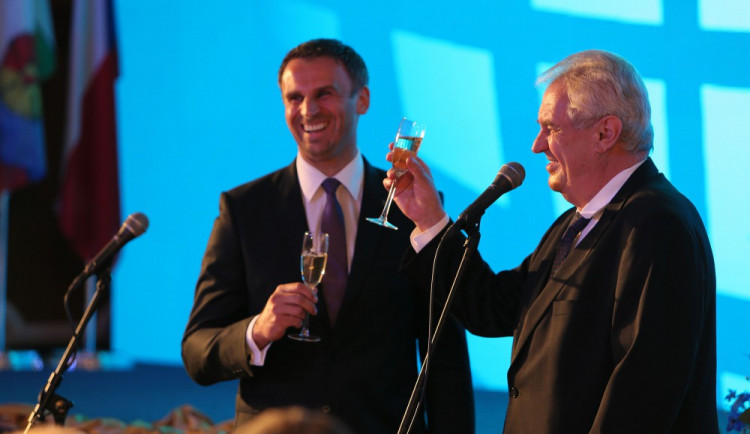 Alkohol a cigarety od nového roku zdraží. Zeman podepsal zvýšení daní