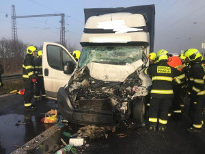 FOTO: Provoz na Jižní spojce zastavila nehoda. Zraněného museli vyprostit hasiči