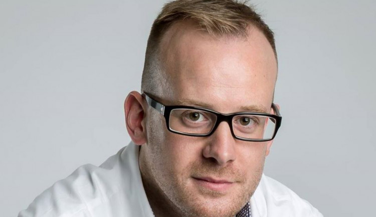 Piráti v Praze 6 chtěli jednat o odvolání starosty.