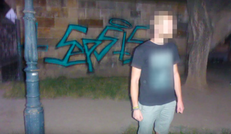 Sprejer na místě činu.