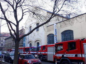 Při požáru v Karlíně vznikla škoda za dva miliony. Budova byla evakuována