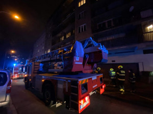FOTO: Skoro dvě desítky nájemníků musely opustit své byty na Praze 2 kvůli požáru odpadu