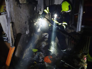 Skoro dvě desítky nájemníků musely opustit své byty na Praze 2 kvůli požáru odpadu.