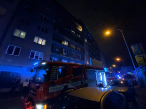 Skoro dvě desítky nájemníků musely opustit své byty na Praze 2 kvůli požáru odpadu.
