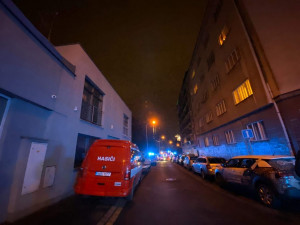 Skoro dvě desítky nájemníků musely opustit své byty na Praze 2 kvůli požáru odpadu.-d57c-45f2-8f2c-58ea9f916568