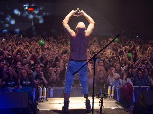 Tři sestry narazily na podiu sud. Vánoční koncert přilákal také fotbalové legendy.