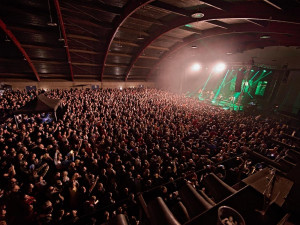 Tři sestry narazily na podiu sud. Vánoční koncert přilákal také fotbalové legendy.