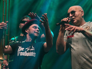 Tři sestry narazily na podiu sud. Vánoční koncert přilákal také fotbalové legendy.