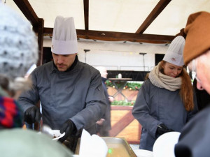 Křik, nadávky a potyčky. Na Staroměstském náměstí se rozdávala rybí polévka a kuba.