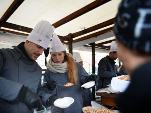 Křik, nadávky a potyčky. Na Staroměstském náměstí se rozdávala rybí polévka a kuba.