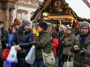 Křik, nadávky a potyčky. Na Staroměstském náměstí se rozdávala rybí polévka a kuba.